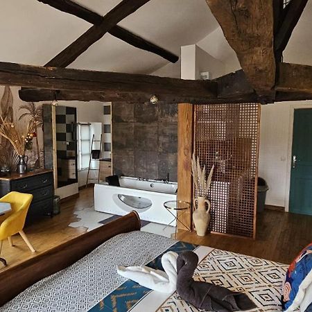 Suite Penthouse Romantique, Confolens, Charente Экстерьер фото