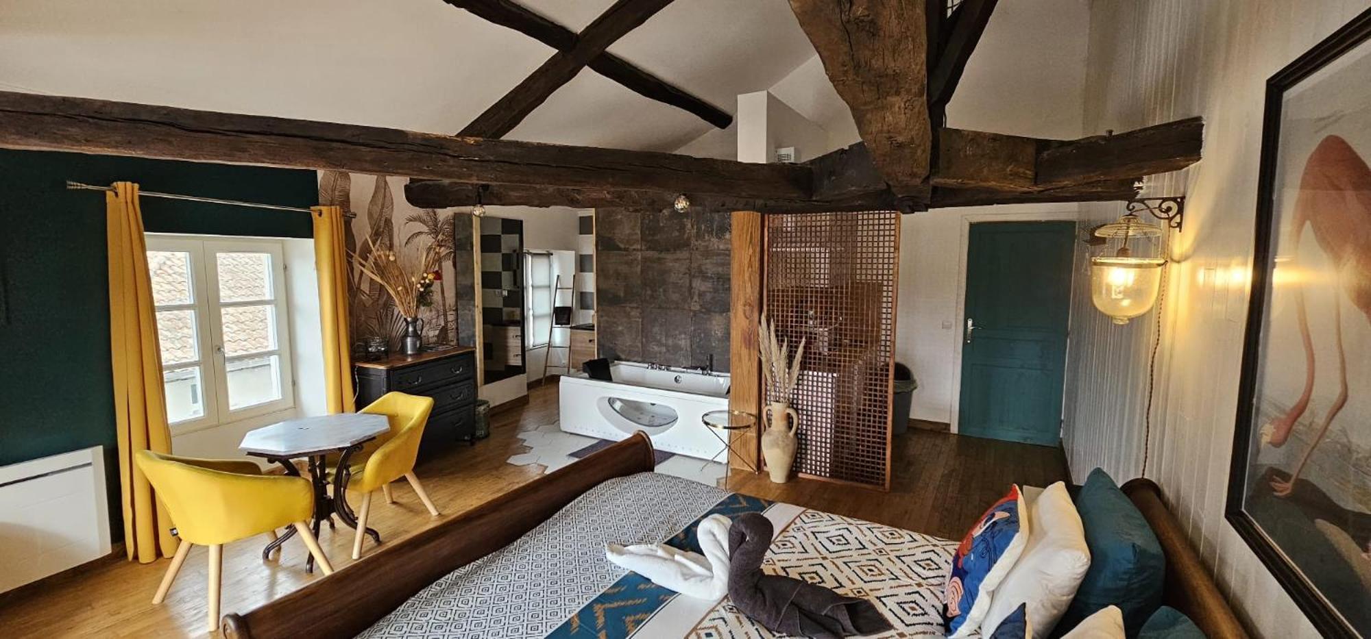 Suite Penthouse Romantique, Confolens, Charente Экстерьер фото