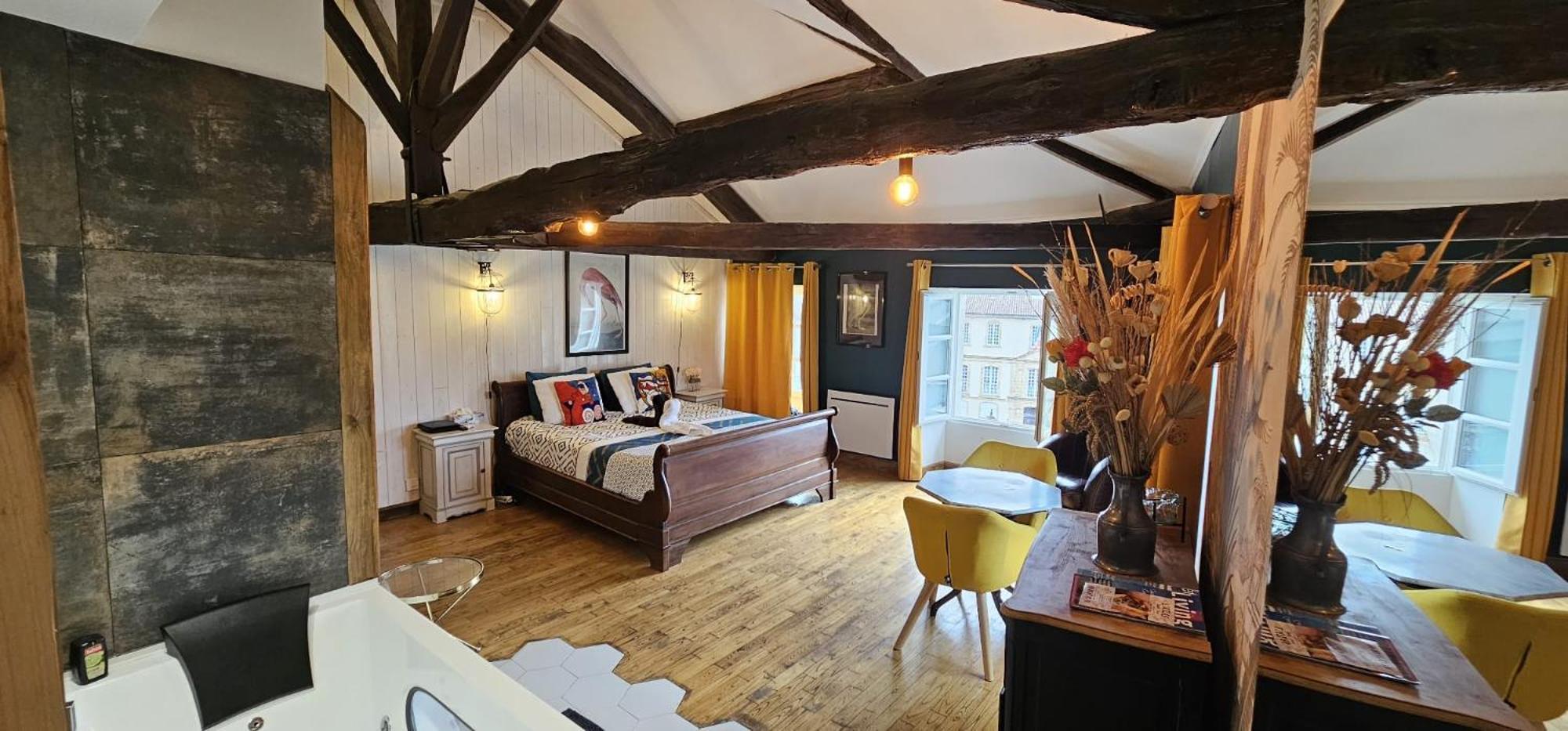 Suite Penthouse Romantique, Confolens, Charente Экстерьер фото