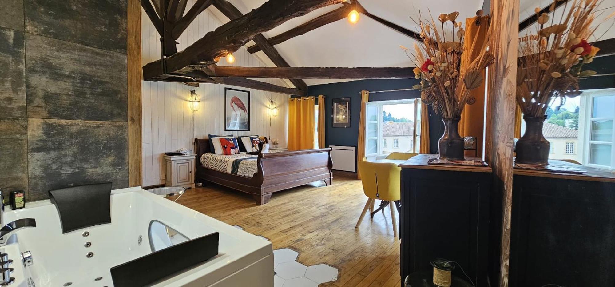 Suite Penthouse Romantique, Confolens, Charente Экстерьер фото